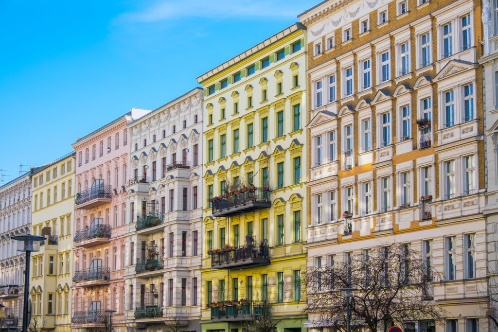 blick auf eine häuserfront in prenzlauer-berg