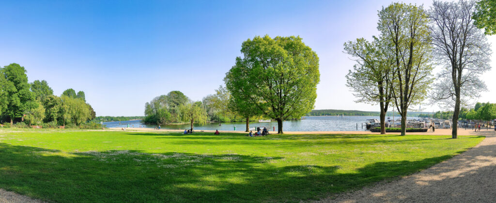 promenade in berlin-kladow mit blick auf die spree