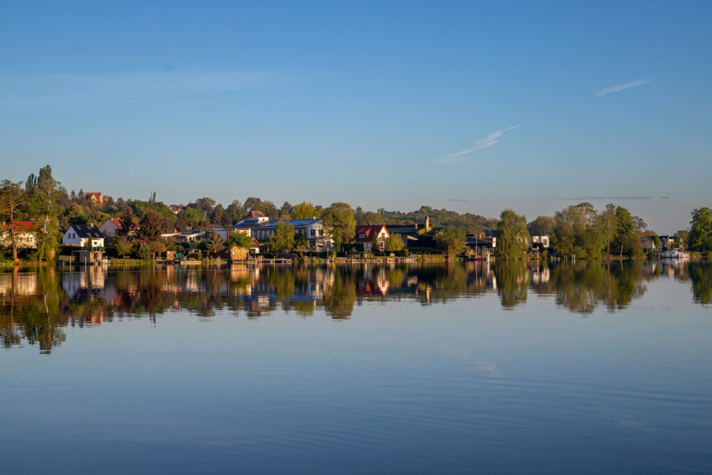 blick auf eine häuserfront in werder an der havel