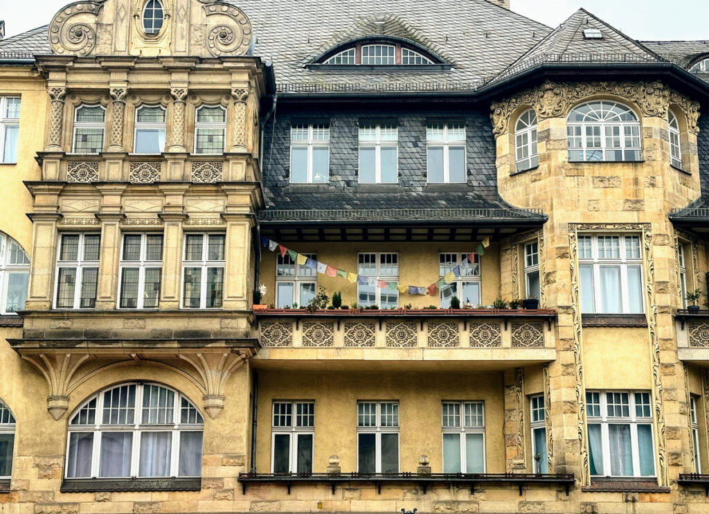 blick auf ein altes wohnhaus in zehlendorf